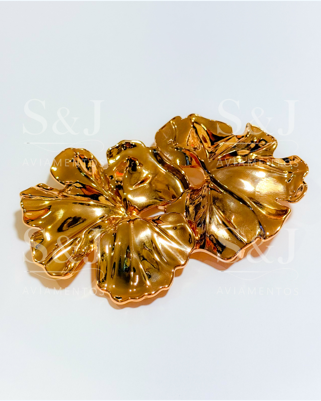 Design floral com acabamento dourado espelhado. Ideal para cintos, vestidos e peças de moda feminina.