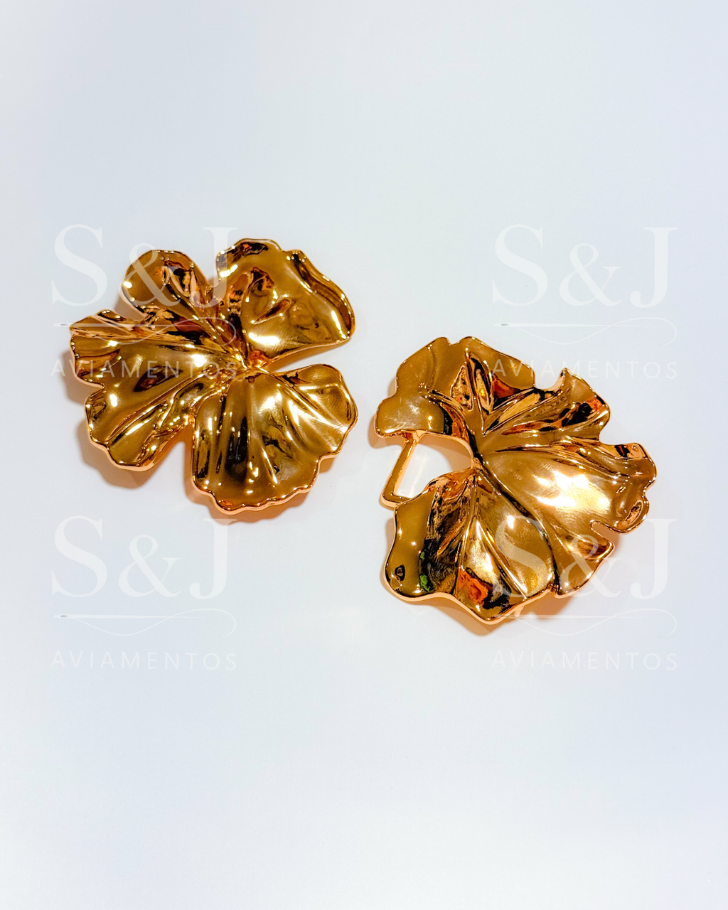 Design floral com acabamento dourado espelhado. Ideal para cintos, vestidos e peças de moda feminina.