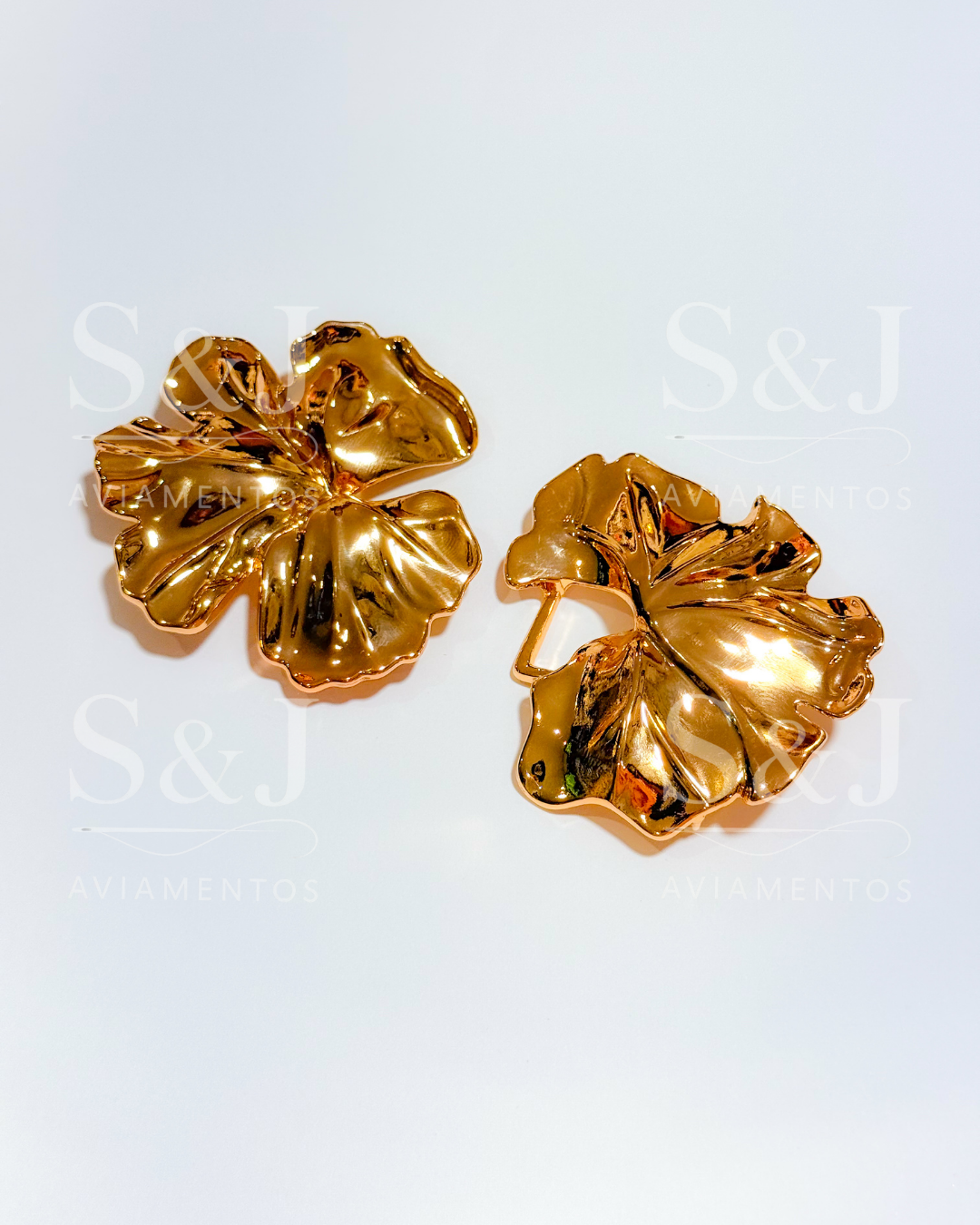 Design floral com acabamento dourado espelhado. Ideal para cintos, vestidos e peças de moda feminina.
