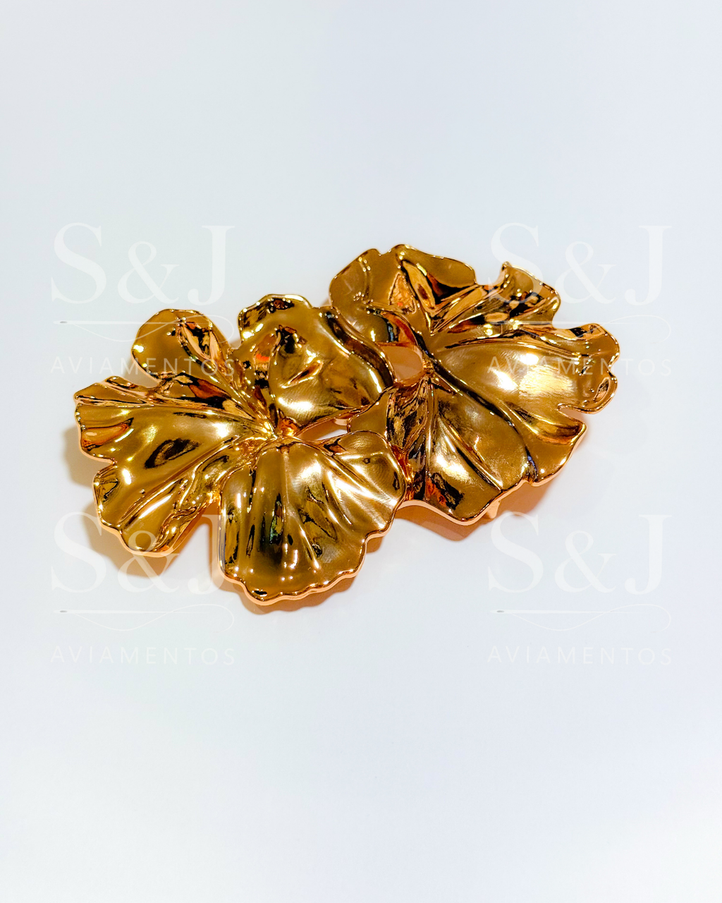 Design floral com acabamento dourado espelhado. Ideal para cintos, vestidos e peças de moda feminina.