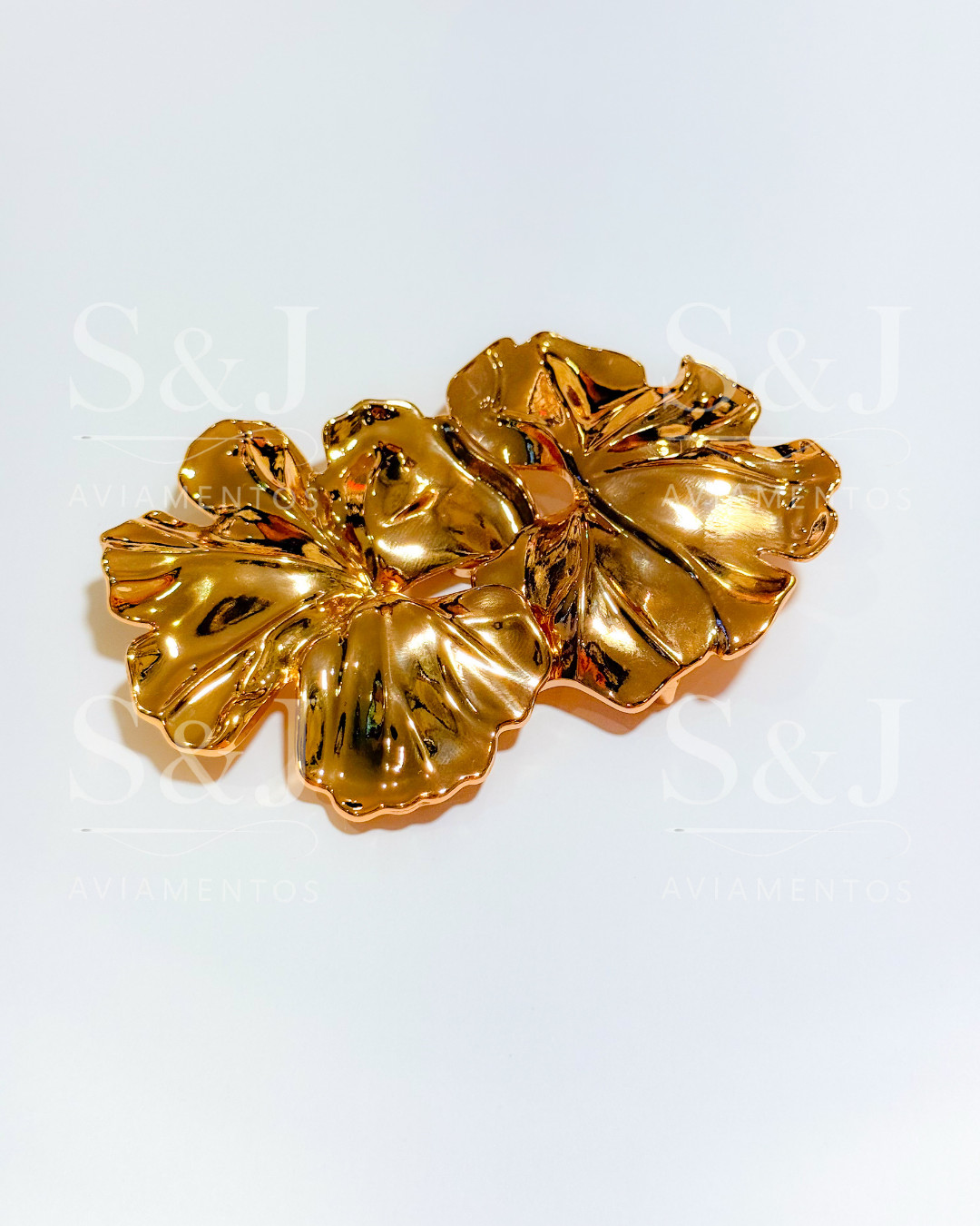 Design floral com acabamento dourado espelhado. Ideal para cintos, vestidos e peças de moda feminina.