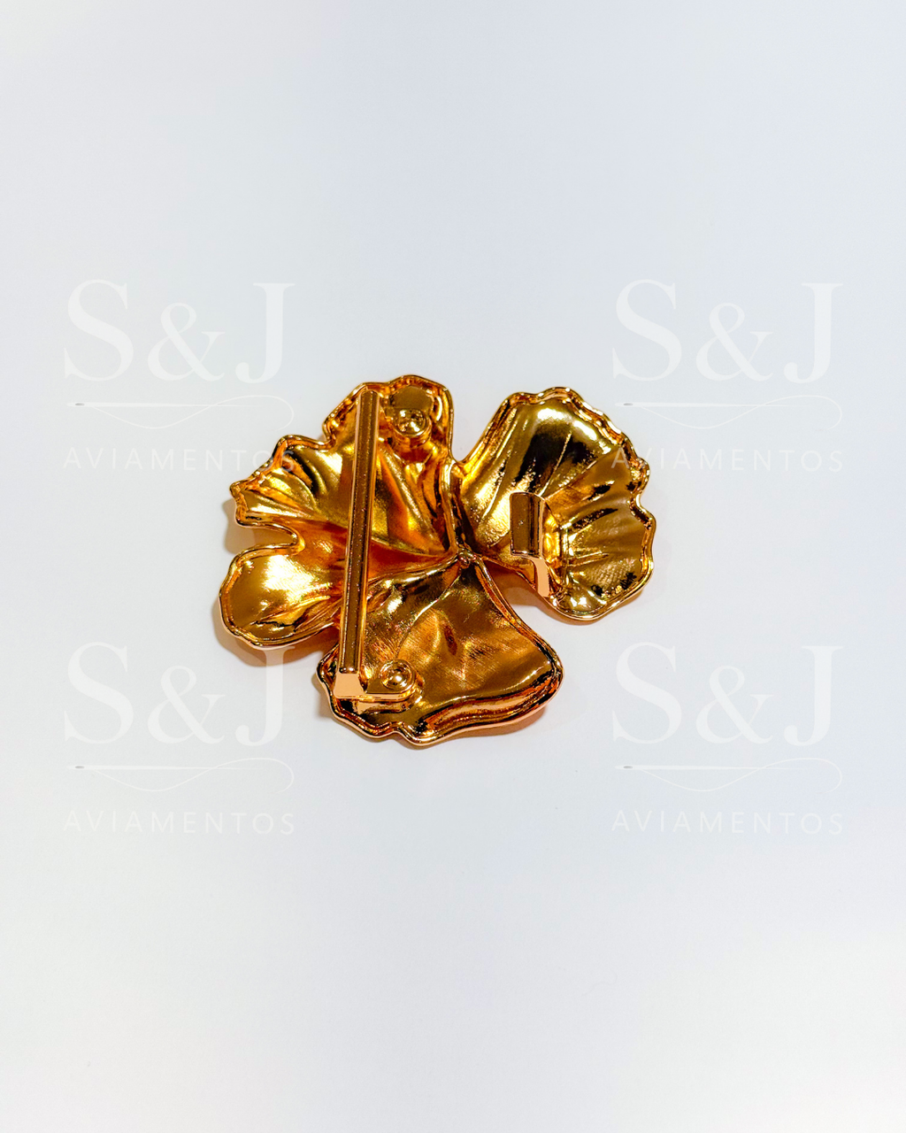 Design floral com acabamento dourado espelhado. Ideal para cintos, vestidos e peças de moda feminina.