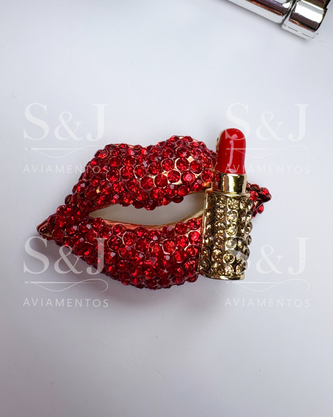 Broche Boca Vermelha com Batom e Strass
