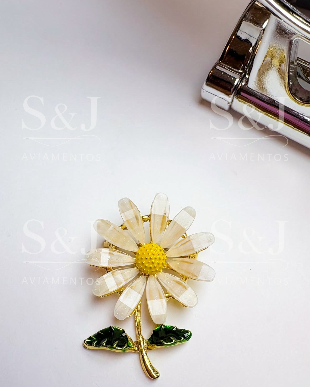 Broche Margarida com Pétalas Translúcidas