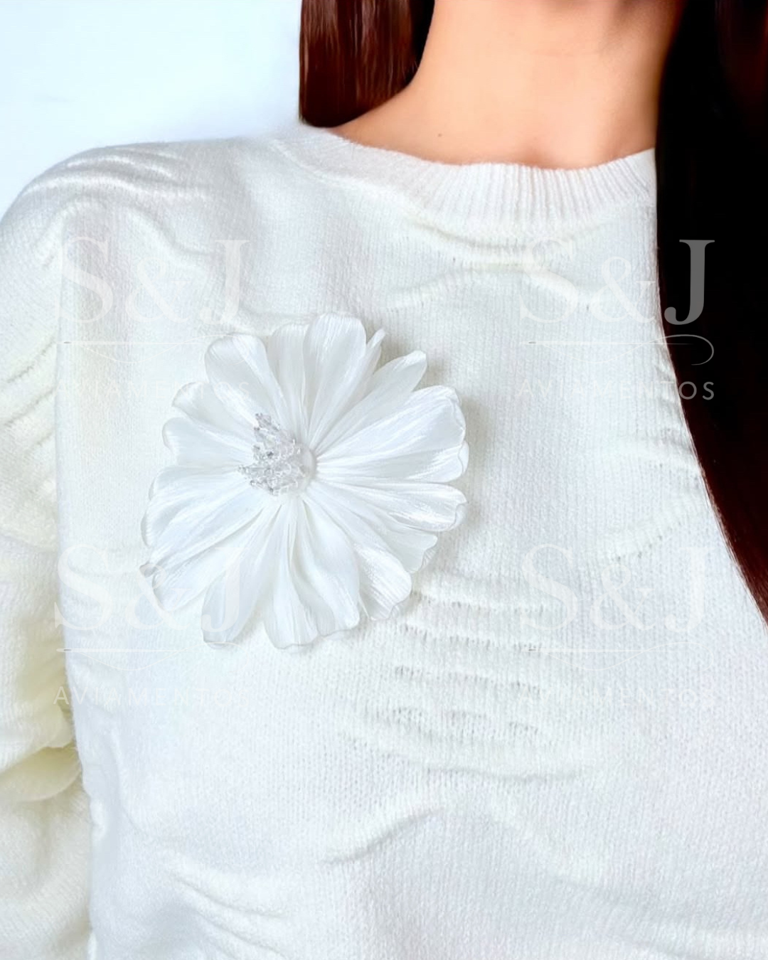 Broche Flor Branca de Cetim com Cristais