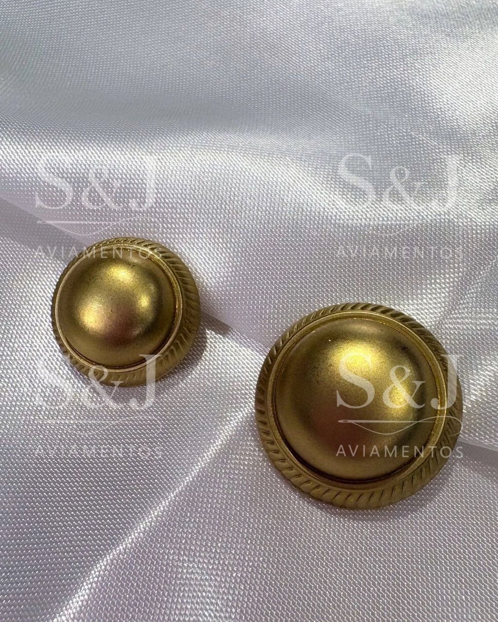 Botão dourado fosco com design domo e borda entalhada