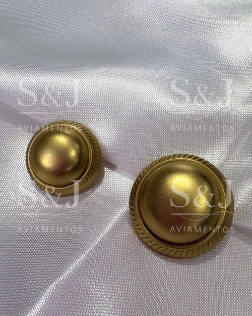 Botão dourado fosco com design domo e borda entalhada