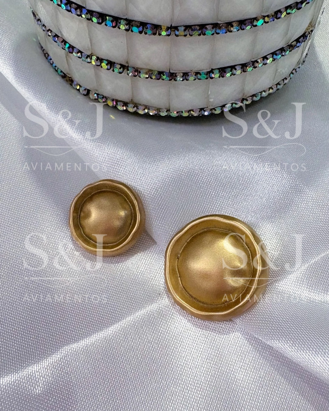 Botão dourado fosco com formato domo e borda orgânica irregular