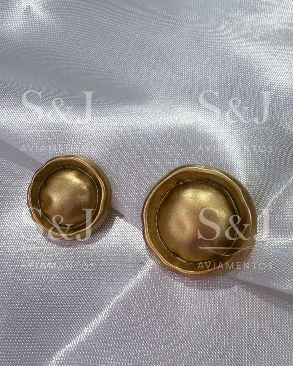 Botão dourado fosco com formato domo e borda orgânica irregular