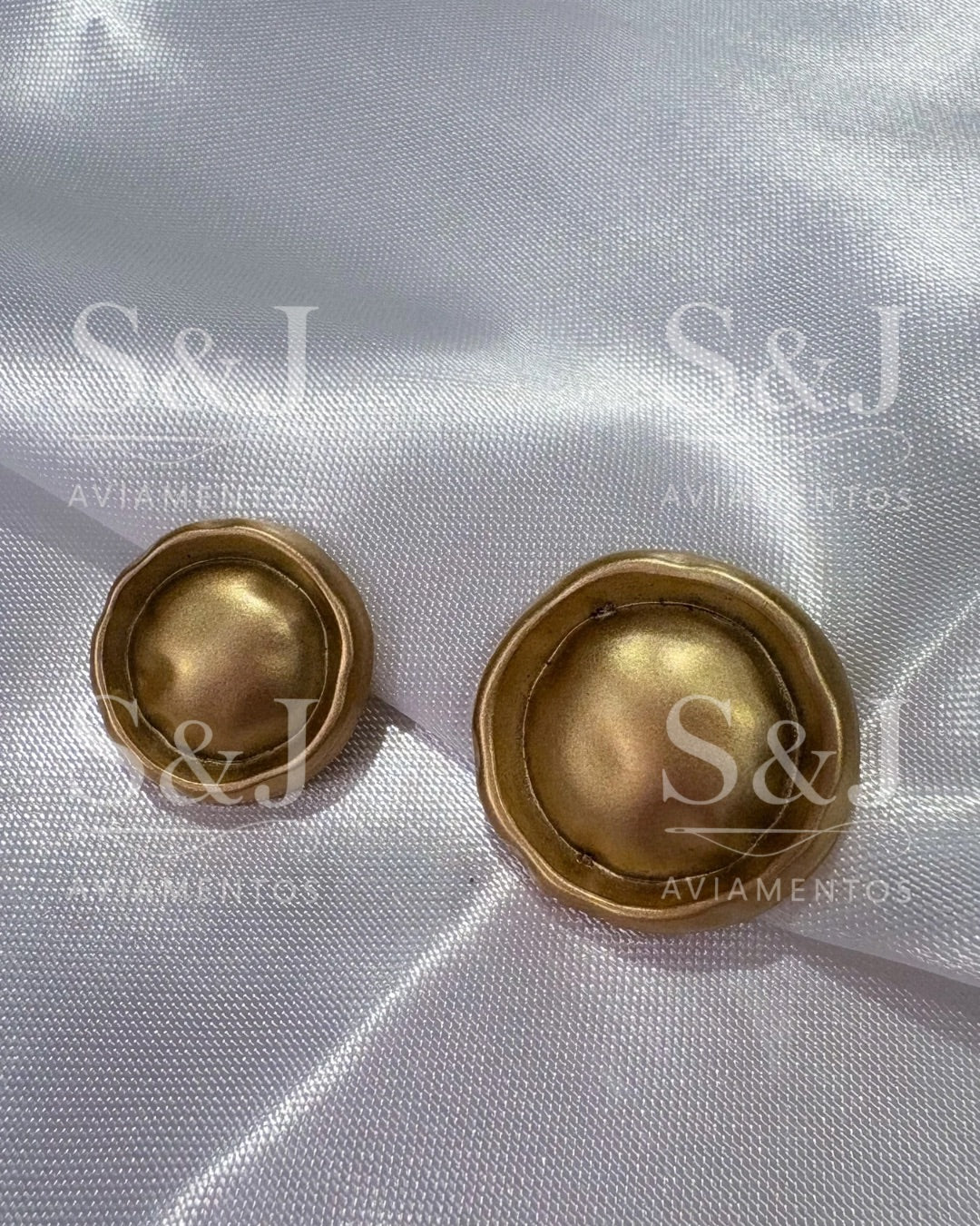 Botão dourado fosco com formato domo e borda orgânica irregular