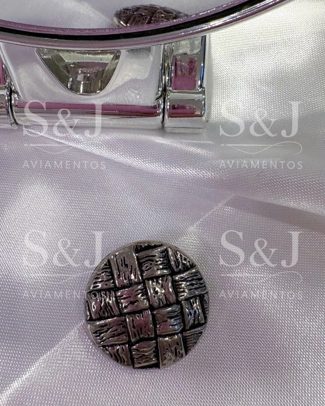 Botão grafite com textura de trama rústica e efeito madeira, perfeito para peças estilosas e cheias de personalidade.