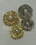 Botão sofisticado com pérola central e aro de strass, disponível em dourado e prateado