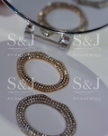 Aro decorativo oval com acabamento premium e aplicação dupla de cristais.